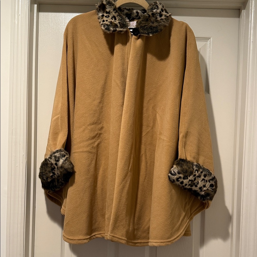 NWT Camp Fire Ready Spring Cape Poncho Structured Arms Flowy Chilly Beach Night